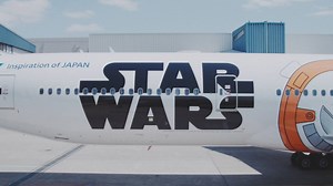 今日5月4日は"スター・ウォーズの日"(劇中の名台詞『May the Force be with you.』とMay the 4thの語呂合わせから) ♪ ANAスタッフがANAにまつわる“音”で作った、スターウォーズのテーマ曲をお届けします☆ http://ana.ms/1Z7RBaz | ANA.Japan