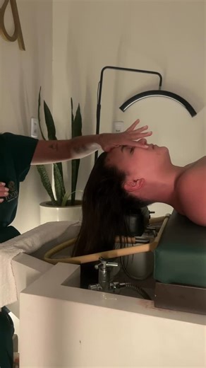 HEAD SPA YOONA - Goiânia on Instagram: "O vídeo mais queridinho pra dormir e relaxar. Massagem Osaka 307,00 Descompressão do crânio , massagem japonesa facial e capilar. Alívio de enxaqueca. Lavagem , hidratação e angiogenese capilar hidroterapia com arco Profundamente relaxante. Vídeos são alguns cortes da massagem facial. #headspa #headspayoona #headspabrasil #relaxante #massagem #asmr"