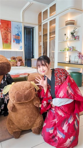 Tiffany Chew 周姝廷 on Instagram: "😍到处都是Capybara！！ 上个周末我去到 Capy’s World of Wonders，整个场景都太可爱了吧～ 到处都是水豚公仔、打卡区、可爱摆设，完全是萌系爆击🥹✨ 📍 Eka Heights @ Matrix Gallery 📅 11月15日 & 16日（星期六 & 星期日） 🕙 早上10点 – 下午3点 现场活动超丰富👇 🐾 Capybara & Petting Zoo：和世界上最温柔的动物近距离互动 🎭 Capybara Mascot Dance：超可爱的水豚人偶跳舞表演 🎯 游戏区：Capy’s Toss Challenge、Hit That Capy!、Around the World Flag Match 🏛️Capybara 主题趣味博物馆必打卡! 🎨 手作区：水豚玻璃瓶生态、友谊手链、黏土披萨创作 🎁 幸运转