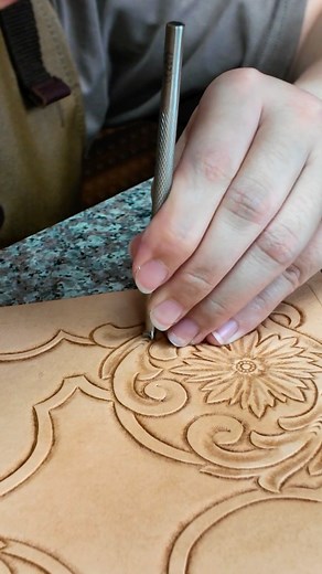 3.4K views · 32 reactions | 不知道怎麼開始設計皮雕圖案嗎？樂 試試 MakerAid® 描圖版吧！✨...