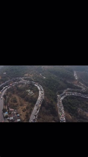Commercial Vehicle Magazine on Instagram: "A gas tanker carrying highly flammable propylene overturned near the Adoshi tunnel in the Khandala Ghat section, paralysing traffic on the Mumbai–Pune Expressway for over 24 hours and still the traffic issue is not resolved give reports of gas leakage. Vehicles on both sides were stranded in long queues, with commuters stuck without food, water or basic facilities as emergency teams worked to contain the leak and restore movement. Authorities advise mot