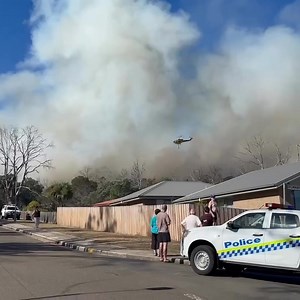 #BREAKING: Several roads in Ravenswood are closed as a bushfire threatens homes in the Launceston suburb. Multiple waterbombing aircraft have been deployed, with a Watch and Act warning in place. 🎥: Tilly Hannan | Pulse Tasmania