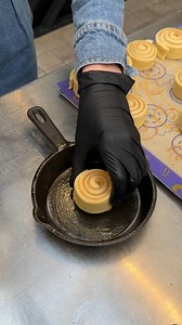 Cinnamon Roll Cheesecake Skillet! Baked in a skillet, served with love ✨🍰 | Chefclub Network