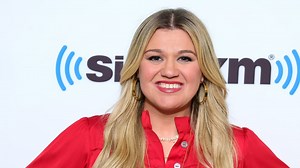 24K views · 238 reactions | Kelly Clarkson is proving that she can pull off any style after unveiling a dramatic hair transformation on the Nov. 13 episode of her daytime talk show. https://eonli.ne/467SWGN | E! News | Facebook