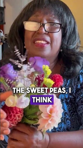 Flower Arranging Secret Use Sweet Peas to Blend Bouquet Colors! #Shorts #cutflowergarden