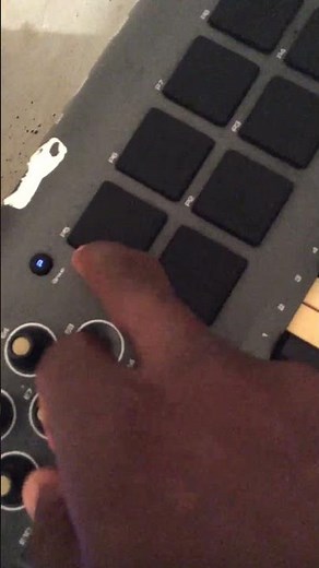 M-Audio Axiom 49 - 49-Key Velocity-Sensitive USB/MIDI Controller Keyboard - Drum Pad Test Video