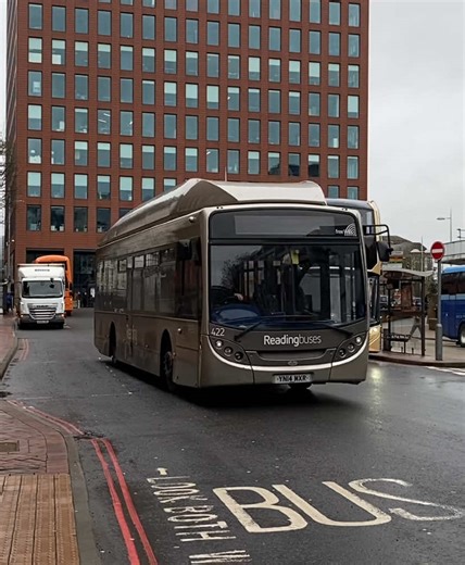 Reading buses 422 passing reading station on the 25a to Sonning common @228glazer