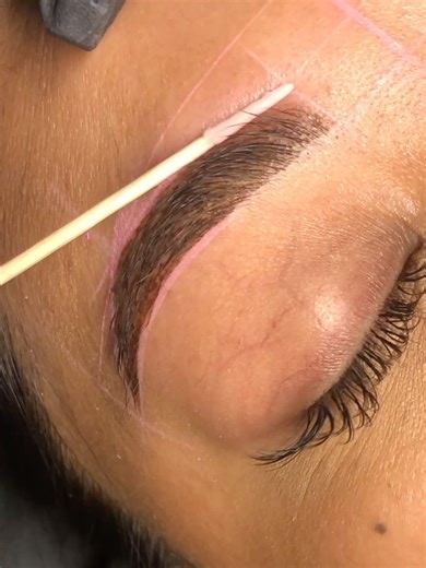 FLEX Beauty Mapping String — Quick, Clean Brow Guides ✨ Create crisp, perfectly symmetrical brows every time with FLEX Beauty Mapping String — the essential tool for brow artists who want fast, accurate mapping before tinting, lamination, henna, or shaping services. 💜📐 Why brow pros keep this in their kit: ⭐️ Highly pigmented string leaves sharp, visible guide lines ⭐️ Smooth glide for easy marking without dragging ⭐️ Speeds up brow mapping and increases accuracy ⭐️ Built‑in cutter makes trimm