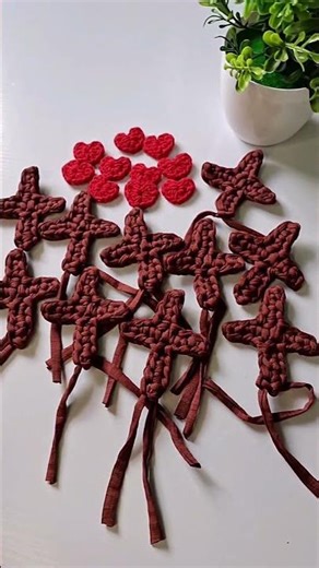 Chaveiro Cruz. Vocês querem tutorial se sim comenta aqui no video🥰 #crochet #chaveiro #cruz