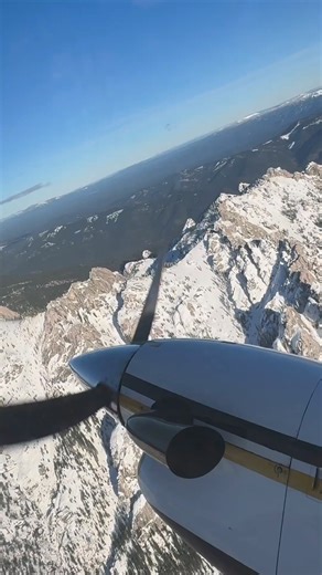 ✈️ Check out these gorgeous views of Castle Crags, Mount Shasta, and Shasta Lake. (via @phiredding/IG) | Active NorCal