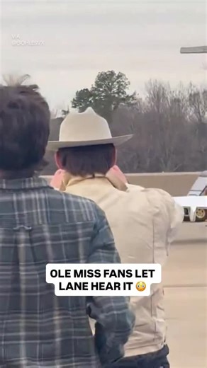 Ole Miss fans didn’t hold back when Lane Kiffin boarded the plane to LSU 🗣️ (via GohLes1/X) | Yahoo Sports