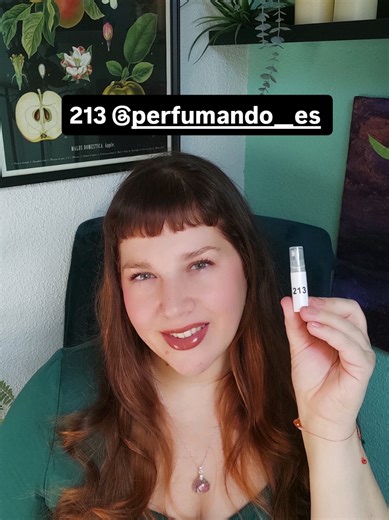 213 de @PERFUMANDO es una inspiración de Eros Energy de Versace. 👃Mis percepciones: ⏱️Salida muy cítrica y ácida. ⏱️ A los 37 minutos el limón se va transformando en limón a agrio. ⏱️ A la 1h:28 minutos se va volviendo más masculino, se puede percibir la nota de pimienta. ⏱️A las 2h:42 minutos desaparece la pimienta y se queda solamente un olor cítrico y a musgo de roble. ⏱️A las 7h:04 minutos el perfume se va de mi piel. 💨 Proyección y estela bajas. 📝Notas declaradas: Notas de salida son lim