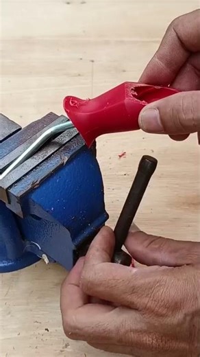 the process of making a sewing thread roller to cut thread easily using a paint roller brush