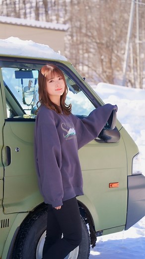 りさらいず｜北海道アウトドア女子🎣🏕 on Instagram: "青空と白い雪と、山とえだまめ🚙💨 超絶景🏔✨"
