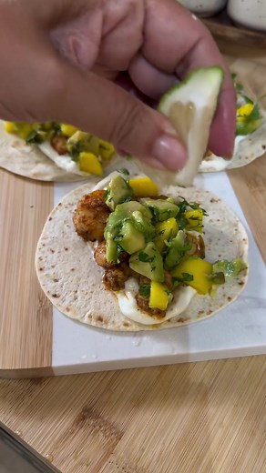 Aujourd'hui, j'avais envie de fraîcheur dans mon assiette. et voilà comment sont nés mes tacos crevettes, avocat & mangue Le croquant des crevettes, la douceur de l'avocat, le petit twist sucré de la mangue... En plus, c'est prêt en quelques minutes et ça disparaît encore plus vite #tacos #crevettes #ramadan #recipe #recetterapide