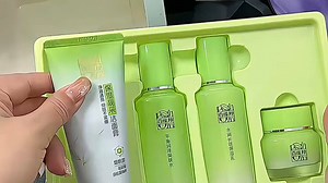 百雀羚（PECHOIN）护肤套装，深层保湿超水润，适合日常护理。用后肌肤不干燥，尤其冬季保湿力明显提升，搭配温和配方，敏感肌也能安心用。