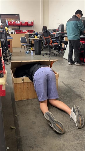 It’s dark and scary in here! 😩 | Skytech Gaming