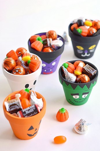 HALLOWEEN CLAY POTS - love these! Instructions >> https://onelittleproject.com/halloween-clay-pots/ | One Little Project