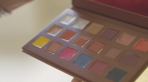 Every Makeup Artist's Essential! An 18-colour professional palette with a range of primary colours, nudes, pinks and berry shades, designed to mix and blend to create endless lip looks and shades! Our Lip Sync palette's creamy lip colours blend effortlessly allowing you to create custom shades! Don’t be shy, have fun… this palette provides endless possibilities to match any mood. Encased within our fully recyclable, vegetable ink embossed palette, our Lip Sync palette ensures that your customize