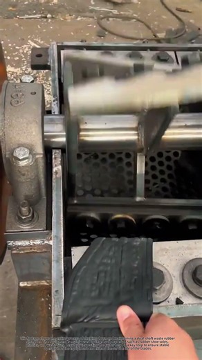 Crusher cutter group maintenance process, open cover to check wear and jammed foreign objects