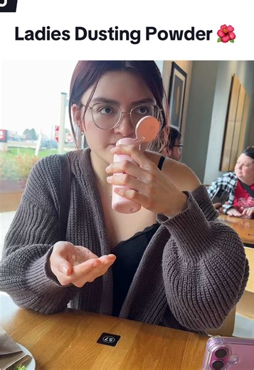 A Dusting Powder that Locks in your essence & Will have you smelling Fresh & Clean all day Long. Without disrupting your Hormones 🙌🏽 💖 @Happy Curves #happycurves #feminineproducts #bodyproducts #femininehygiene #dustingpowder