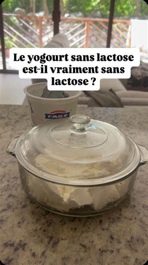 La lactase est l’enzyme qui décompose le lactose (le sucre du lait) en glucose et galactose, des sucres plus simples que l’organisme peut digérer facilement. Le fabricant ajoute donc cette enzyme avant ou pendant le processus de fabrication, ce qui permet de réduire le lactose à un niveau très bas, rendant le produit « sans lactose ». Donc même si le yogourt n’a pas été fermenté longtemps ou de manière intensive (comme on devrait le faire la maison), il peut être étiqueté « sans lactose » grâce 