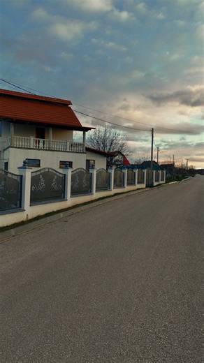 Producator de Porti, Garduri si Confectii Metalice! on Instagram: "Proiect nou realizat la Strășeni, marca Metallion 🔩 Gard din tablă decupată cu 19 secții și două porți batante, realizate la comandă. Porțile sunt făcute solid, cu posibilitate de reglare în timp, portița are lacăt electromecanic și mâner din inox, iar în design au fost integrate cutia poștală și adresa. Structura este din metal masiv, cu tablă de 3 mm, pentru rezistență și durabilitate. Un proiect gândit simplu, practic și cu a