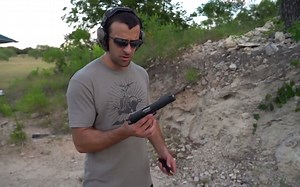 M1911手枪，靶场实弹射击测试，用专用工具给弹匣加弹就是快！