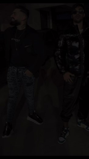 #fy CARE SUNA MAI BINE 1 sau 2 ? Vreau sa faca haterii galagie prin comentarii , ca dau aceeasi piesa etc.. aia veche 😂❤️ ! Pe restu va iubesc si va multumesc pentru ca ma sustineti si sunteti langa mine de atata timp ❤️🙌🏽 Hai cu likee in fortzaaa ❤️🙌🏽