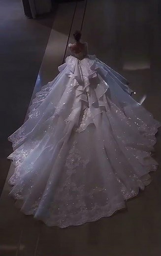 Order cathedral train wedding dress from @amandanovias