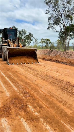 Takes skills to be this good on a loader 🤫🤷‍♂️😎 #viralreels #viralvideoシ #satisfyingvideos #heavyequipmentoperator #construction #heavyequipment #america #Top10 #australia | Tom Hope