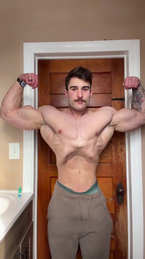 Classic shape plus mass. #bodybuilding #gymmotivation #fitnessmotivation #gymtok #fitfam