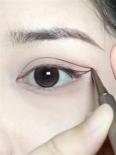 How to draw perfect eyeliner without beginner mistake #shorts #eyeliner #tutorial #hacks #makeup