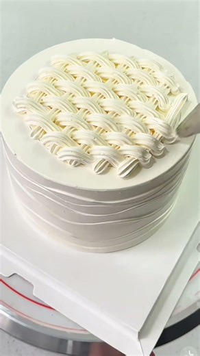 Beautiful Cake Pipping With Basket Weave Pattern|Simple Piping Technique #cakedecorating