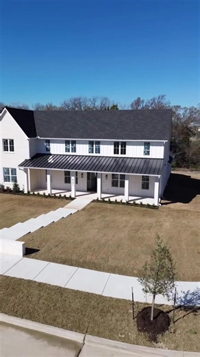 Brand new and ready for its first owners🤍✨ This stunning modern farmhouse features crisp white brick, bold black accents, a long covered front porch, and incredible curb appeal. Contact us for details before it hits the market. Info@tvh.us 469-901-8285 Hit up @jvirrigation.design for some amazing landscaping and more! #newhomesforsale #dfw #farmhouse #homebuilding #newcomstructionhome