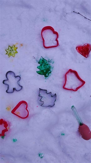 Senzorické hry a aktivity pre deti ESHOP I HERNIČKA on Instagram: "❄️🎨 Dnes sme skúsili aktivitu vonku v snehu. Do snehu sme vložili vykrajovačky a pomocou pipety s farebnou vodou ich vyfarbili. Z obyčajného snehu tak vznikol krásny farebný obrázok. Deti si pri takejto hre nenápadne rozvíjajú jemnú motoriku, koordináciu oko–ruka a kreativitu a zároveň si užívajú pobyt vonku 🤍 Zima vie byť naozaj hravá. 👉 Skúsite aj vy? #hravedeticky #senzorickehry #sensoryplay"