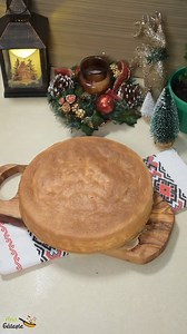 Reteta de blat de tort cu nuca, fara praf de copt. Forma folosita are 24 cm. Ingrediente: 150 g faina sau 6 linguri 7 oua la care separam albusurile de galbenusuri 140 g zahar sau 7 linguri Zeama de lamaie 1 lingura esenta de vanilie coaja de lamaie 100 g nucă măcinată sau 7-8 linguri Mod de preparare: Batem albusurile cu putina zeama de lamaie si sare pana se spumeaza. Adaugam zaharul si amestecam pana devin ferma ca pentru bezea. Adugam apoi si galbenusuri si amestecam pana la omogenizare. In 