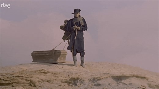 Con esta mítica escena comienza 'Django', que décadas más tarde inspiró a Quentin Tarantino en 'Django desencadenado' 🤠 ¿Quién fue el verdadero Django en el que se basó Tarantino? Revive uno de los mejores "Spaghetti western" en #RTVEPlay 🍝🎥 rtve.es/n/20240105 | RTVE play