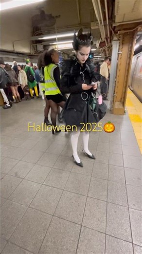 NYC SUBWAY “L” TRAIN, HALLOWEEN PARADE 2025 aftermath,Union Square,Sat.Nov.1, 1:27A.M.🎃