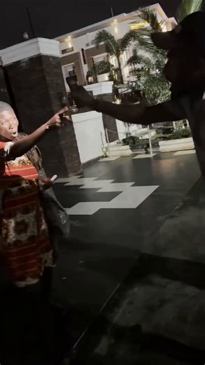 Popular philanthropist Lord Zeus was on his way home around 9:34 p.m. last night when he spotted a little girl who was staying with her aunty selling pomo on the streets of Asaba, Delta State.While he was speaking with and recording the child, another woman approached, causing a scene, started defending the little girl and her aunty and accusing Lord Zeus of spending too much time filming the little girl. Lord Zeus nearly beåt the woman following the confrontation and ass@ulting the lady recordi