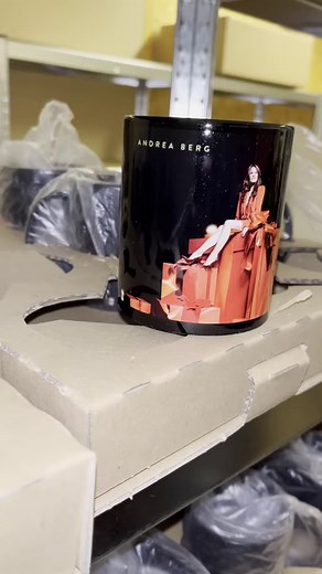 Unsere Tassen sind da 🤗🎄🎁 Ihr könnt sie im exklusiven und limitierten Bundle mit dem neuen Album „Weihnacht“ unter www.andrea-berg.de vorbestellen. Dort findet ihr auch alle weiteren Bundles wie die CD & Weihnachtskugel und CD inkl. Zugangsberechtigung zur Christmas-Release-Party am 23. oder 24. November 2023. ✨🎉 | Andrea Berg