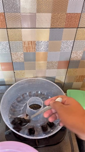 Upload ulang we 😭😭😭 Resep puding cincau cappucino mak mertua , 🍮 Rasa nya enak kali we ,, Moms Qi baru pertama kali makan puding cincau cappucino , dan langsung sukak we ,, #pudingcincau #pudingcappucino #cincaucappucino #reseppuding | SuLastri Tarigan