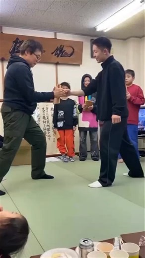 極真会館関西総本部 京橋道場 on Instagram: "極真会館関西総本部 京橋道場 #繋げてもらいました #最後持ってます #練習で割る男 #楽しそうで何よりです #極真空手"