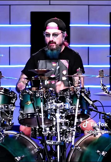 Mike Portnoy Performs