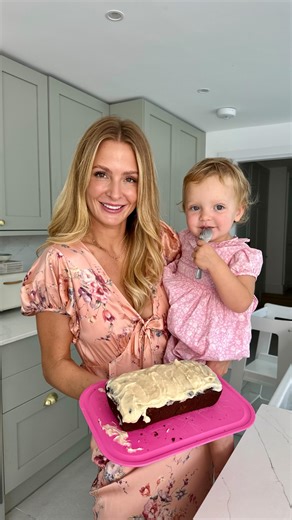 Today’s kitchen adventure was all about baking a yummy paleo carrot cake with my favourite little helpers 🥕🧡 Recipe from: @‌greentwistcooking Ingredients 250 grams grated carrots or juice pulp from juicer 125 grams almond flour 125 ml coconut oil or butter 6 dates 2 tbs sweetener (I use maple syrup) 2 medium eggs ½ an orange (zest & juice) 1 tsp baking powder 1 tsp baking soda 1 tsp gingerbread spices For the frosting 60 ml coconut cream 30 ml coconut milk (or another thicker plant milk) 1 lem
