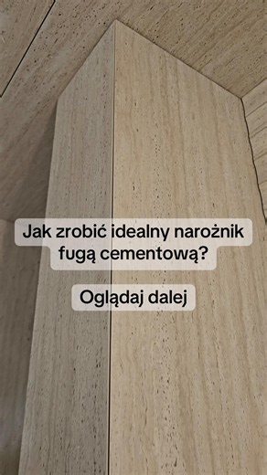 Jak zrobić idealny narożnik fugą cementową? 👌 W tym filmie pokazuję sposób na wykonanie równych narożników przy zabudowie geberitu oraz półce pod umywalkę. Do wykonania użyłem: ✔️ fugi cementowej Kerakoll Fugabella @Kerakoll Polska ✔️ taśmy Washi od @Blue Dolphin Dzięki odpowiedniemu przygotowaniu, oklejeniu narożnika i właściwemu profilowaniu można uzyskać naprawdę czystą i estetyczną krawędź. #glazurnik #dlaciebie #łazienka #viral #wykończeniawnętrz