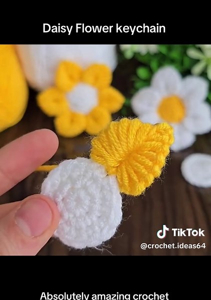 Daisy Flower Keychain Crochet Pattern Tutorial