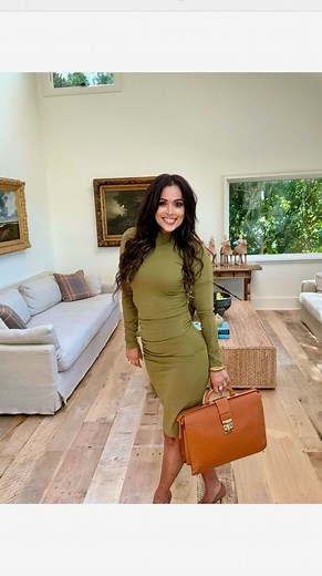 Tracey Edmonds | Stepping into work like a boss with NO SUIT REQUIRED! 💃👜✨ The look depends on the goal! 😉 What’s your fave look…1,2,3, 4 or 5? Let me know... | Instagram