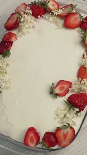 Erdbeer Holunder Tiramisu: Dieses sommerliche Dessert mit Erdbeeren und Holunderblütensirup ist super einfach und schnell zuzubereiten. Es eignet sich perfekt zum Vorbereiten und ist ideal als Dessert für deine Grillparty. 🤤🍓 ➡️YouTube Video: https://youtu.be/N3ZPDszdR9Q ➡️Rezept: https://www.marcelpaa.com/rezepte/erdbeer-holunder-tiramisu/ Rezept für 1 Form: ca. 17x23x4 cm Erdbeeren: 500 g Erdbeeren 100 g hello sweety 1 Zitronen, Saft Holundercreme: 90-100 g Holunderblütensirup 500 g Mascarpo
