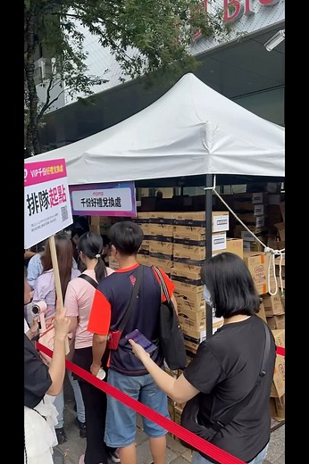 有誰拿到贈品了？🎁～ mo編可是一大早把贈品扛過來給各位 不要客氣來吧🩷🩷 | momo購物網